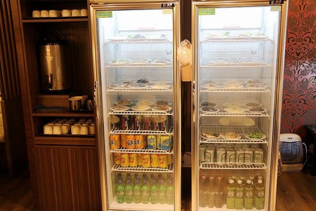 冰箱里装满了_冰箱装满食物实拍图片_装满冰箱手机游戏机