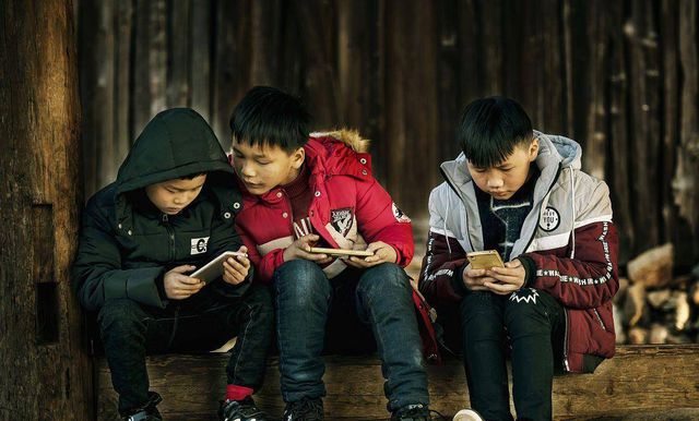 小孩子迷恋手机游戏-孩子们沉迷手机游戏，家长忧心忡忡，该如何是好？