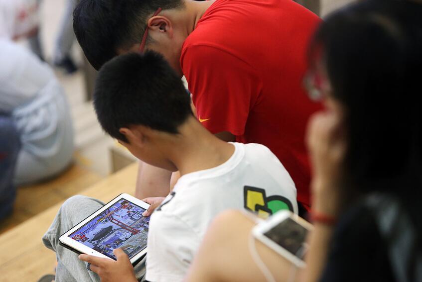 小孩子迷恋手机游戏_沉迷手机游戏的孩子_迷恋手机游戏孩子小说