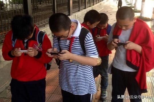 迷恋手机游戏孩子小说_小孩子迷恋手机游戏_沉迷手机游戏的孩子