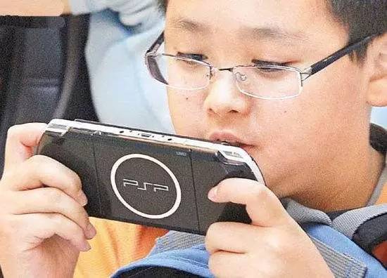 小孩玩游戏手机烧了-手机游戏让孩子爱不释手，家长需警惕手机过热引发安全隐患